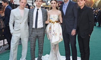 Lily Collins y Nicholas Hoult roban miradas en la premiere de Tolkien en Londres