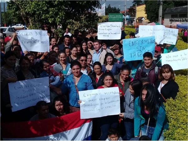 Desempleados exigen ser contratados en Hospital de Santa Rosa del Aguaray  | Paraguay en Noticias 