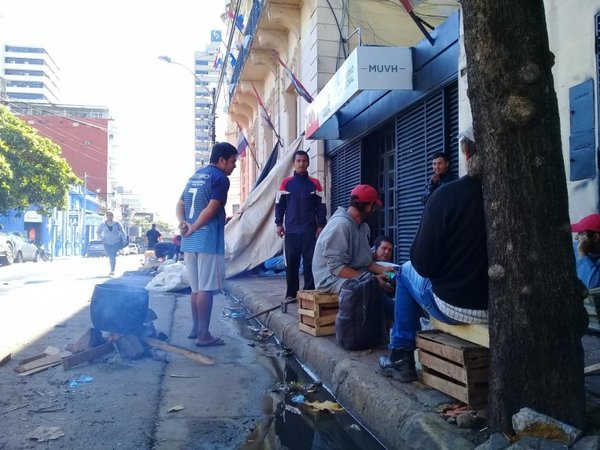 Se instalaron en la vereda del MUVH | Paraguay en Noticias