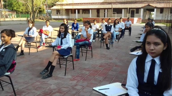 Alumnos y docentes de lejanas comunidades sortean obstáculos para asistir a colegios | Paraguay en Noticias