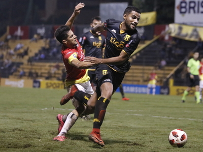 Paridad sin goles entre Guaraní y el Deportivo Santaní en Dos Bocas