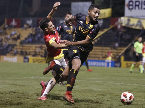 Paridad sin goles entre Guaraní y el Deportivo Santaní en Dos Bocas