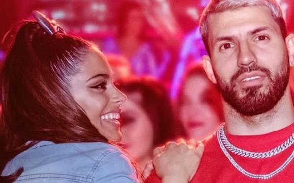 Tini muestra trabajo al lado del “Kun”