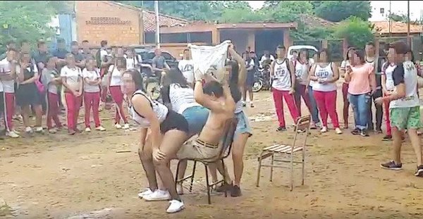 Colegiantes ojapo baile hot y perreo ¡en plena avenida!