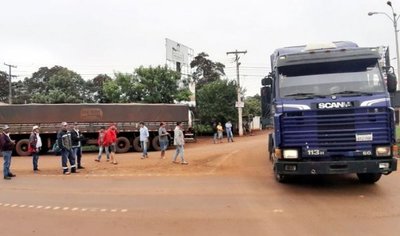 Por aumento del gasoíl bloquearon ruta en CDE - Edicion Impresa - ABC Color
