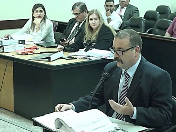 Ancho afirma que despidió a niñera por doble remuneración