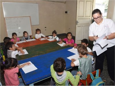 Docentes que motivan a los niños a ir a clases pese a la inundación