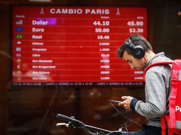 Argentina interviene en el mercado cambiario para fortalecer el peso