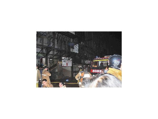 Incendio afecta depósito de shopping
