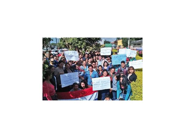 San Pedro: Profesionales de salud sin trabajo  protestan
