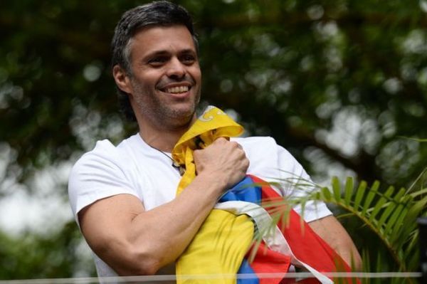 Militares afines a Guaidó liberan a Leopoldo López del arresto domiciliario