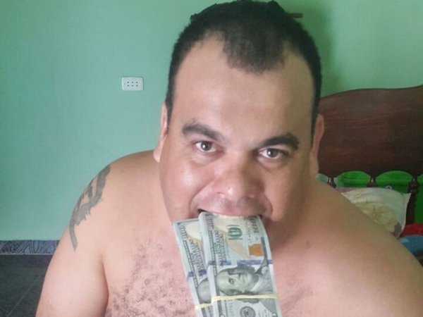 Subió una foto con dólares en la boca antes de ser asesinado en un motel