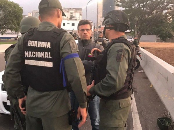 Llaman a levantamiento militar contra Nicolás Maduro