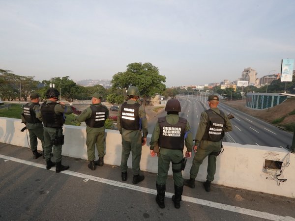 Gobierno de Maduro dice estar "enfrentando y desactivando" un golpe de Estado