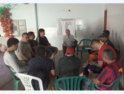 Grupo terapéutico de CSJ visitó a internos de Tacumbú