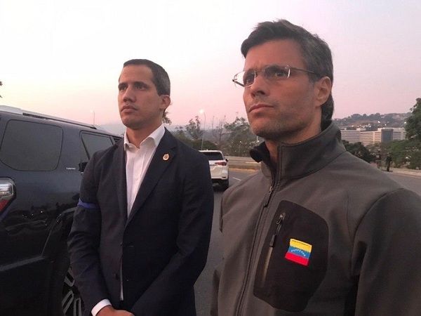 Guaidó libera a López y gobierno habla de golpe