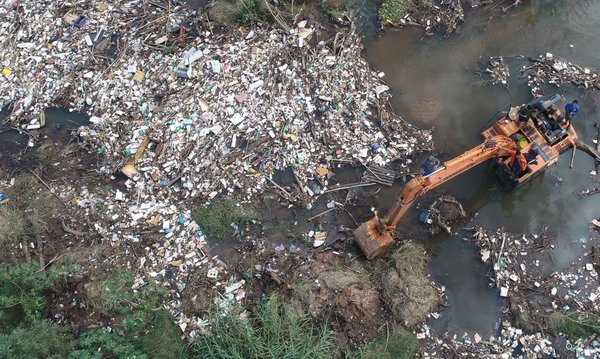 En San Lorenzo retiran 25 toneladas de basura del arroyo de la ciudad
