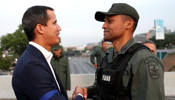 Guaidó pide levantamiento militar desde la mayor base militar