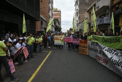 Docentes llevan “serenata” ante el MEC | Paraguay en Noticias 