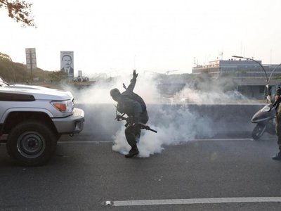 Bombas lacrimógenas contra Guaidó - Internacionales - ABC Color