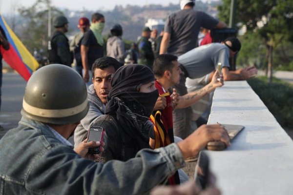 Venezolanos cortan calles en apoyo a Guaidó | Paraguay en Noticias