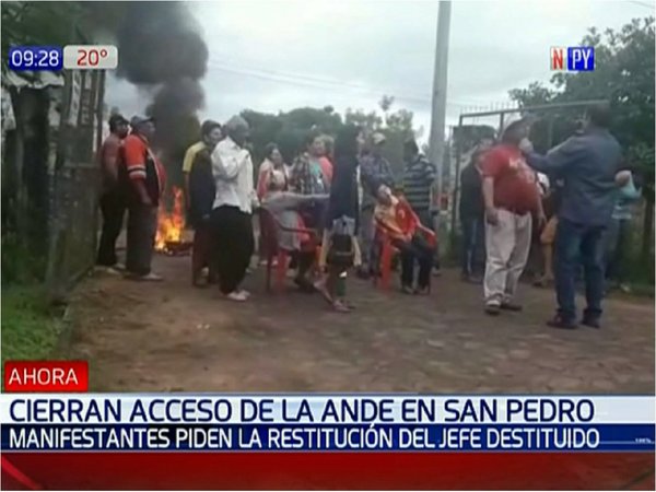 Manifestantes bloquean salida de vehículos de la ANDE en San Pedro