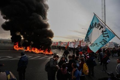 Huelga y marchas contra las políticas económicas de Macri | Paraguay en Noticias 