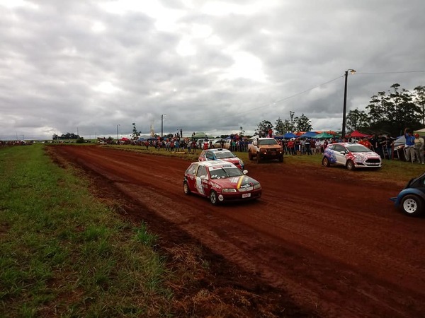 Espectacular apertura de competencia automovilística en el Este - ADN Paraguayo