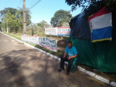 Continúa manifestación frente a Yacyretá | Paraguay en Noticias
