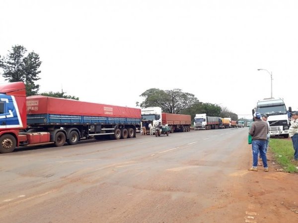 Camioneros siguen con piquetes en CDE | Paraguay en Noticias