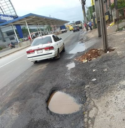 Asfalto destruido en zona Metrobús - Cronicas Ciudadanas - ABC Color