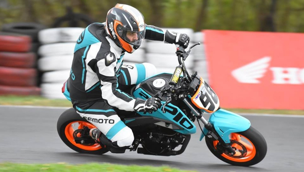 Este grupo de aficionados busca formar pilotos y difundir el motociclismo