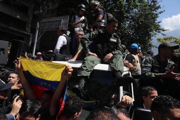 Tanqueta atropella a simpatizantes de Guaidó - Internacionales - ABC Color