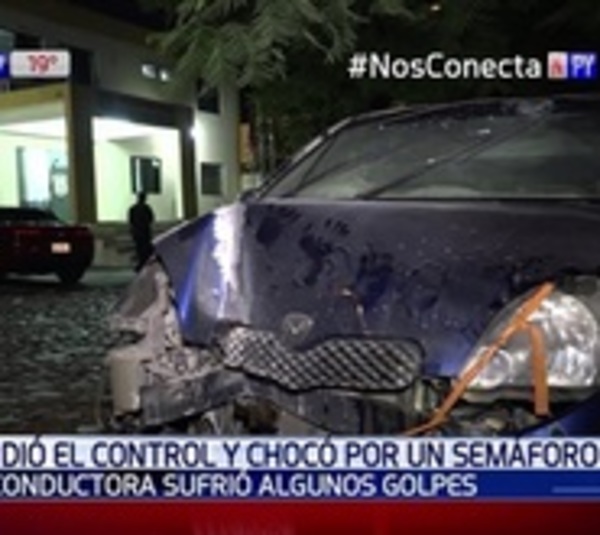 Violento choque contra un semáforo sobre la avenida Brasilia - Paraguay.com