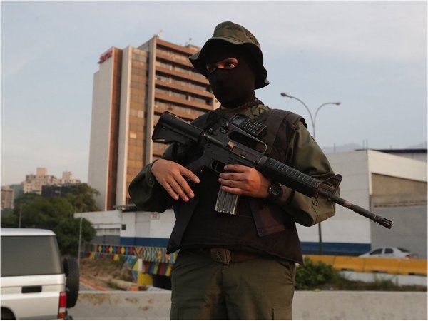 Para Rusia, militares venezolanos están con Maduro