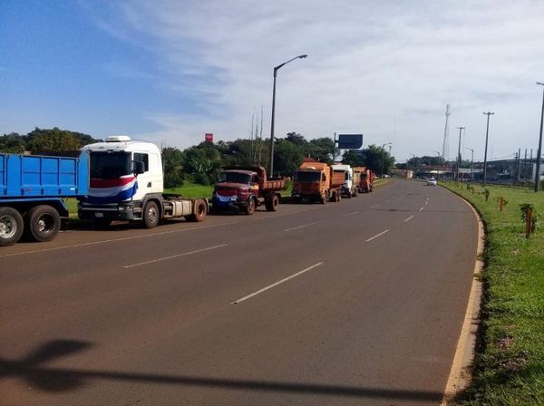 Con cierre de ruta III protestan contra suba de gasoil - Nacionales - ABC Color