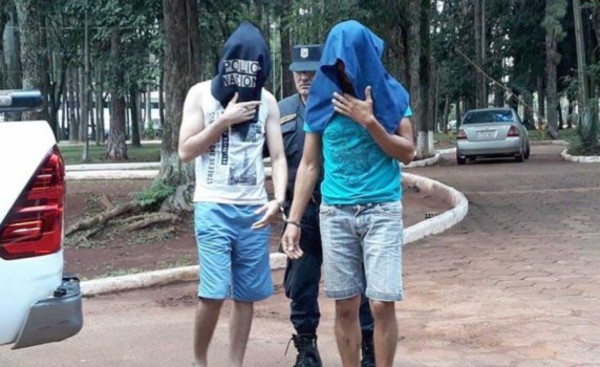 Detienen a hermanos por violencia familiar