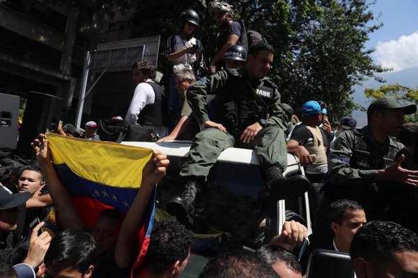 Tanqueta atropella a simpatizantes de Guaidó | Paraguay en Noticias 