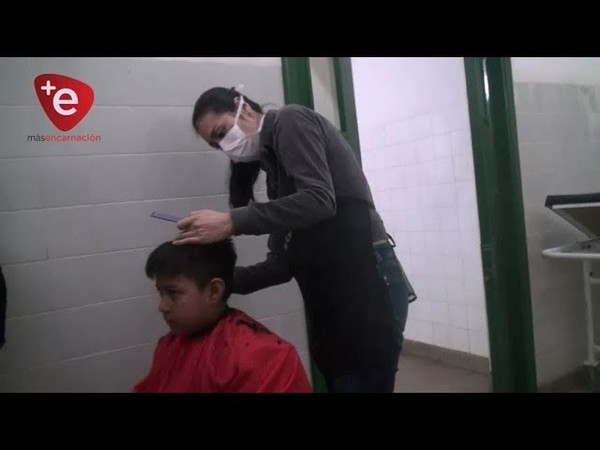 ESTILISTAS REALIZAN CORTE GRATIS PARA PACIENTES INTERNADOS EN EL H.R.E.