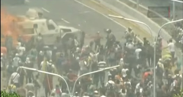 Tanqueta arrolla a manifestantes en Venezuela