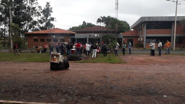 Toman local de ANDE en San Pedro | Paraguay en Noticias