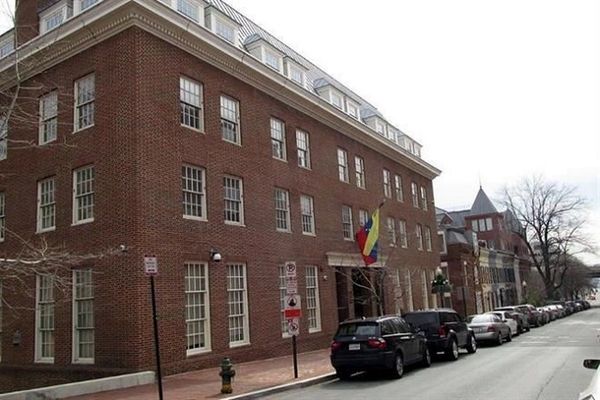 “Las manos fuera de mi embajada”, gritan venezolanos a activistas en EEUU
