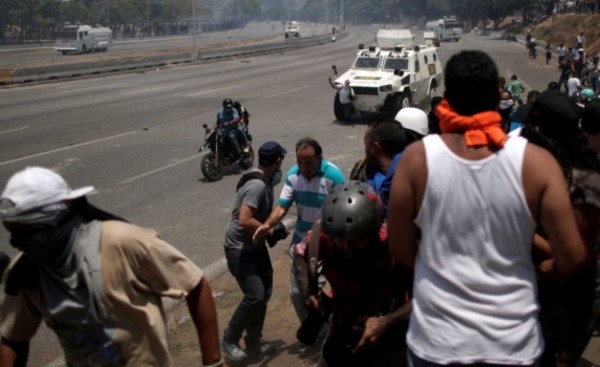 Pueblo venezolano se enfrenta a militares en "Operación Libertad"