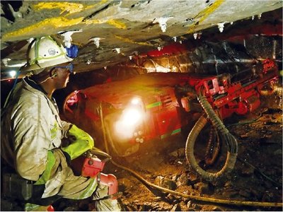 1.800 trabajadores quedan atrapados en una mina de platino