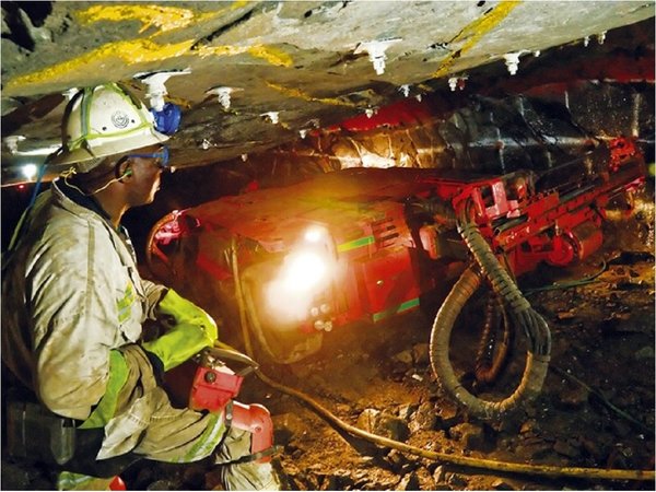 1.800 trabajadores quedan atrapados en una mina de platino
