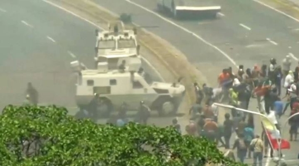 Arrollan a manifestantes opositores en Caracas - ADN Paraguayo