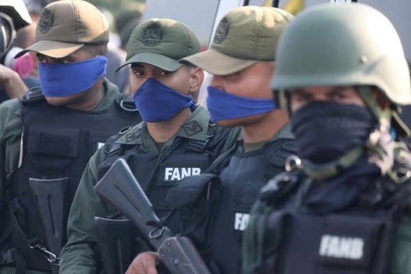 Unos 25 militares piden asilo en Embajada de Brasil en Caracas | Paraguay en Noticias