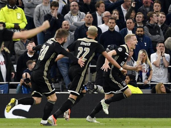 El Ajax derrota al Tottenham y se cerca a la final