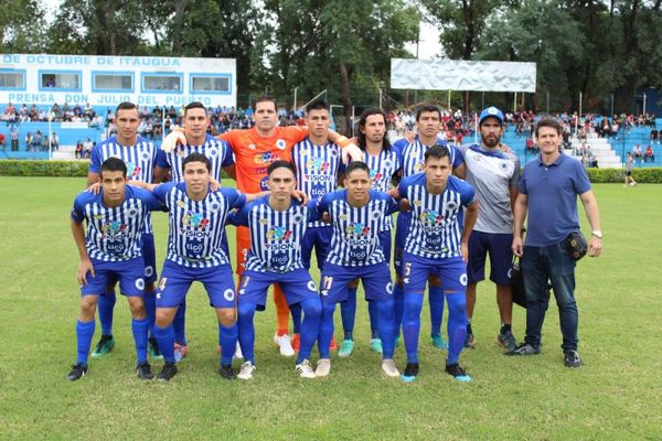 Las banderas de las esquinas hechas al 100% de ñandutí