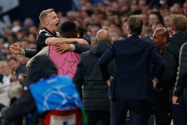 Ajax dio otro golpe en Londres - Fotos - ABC Color